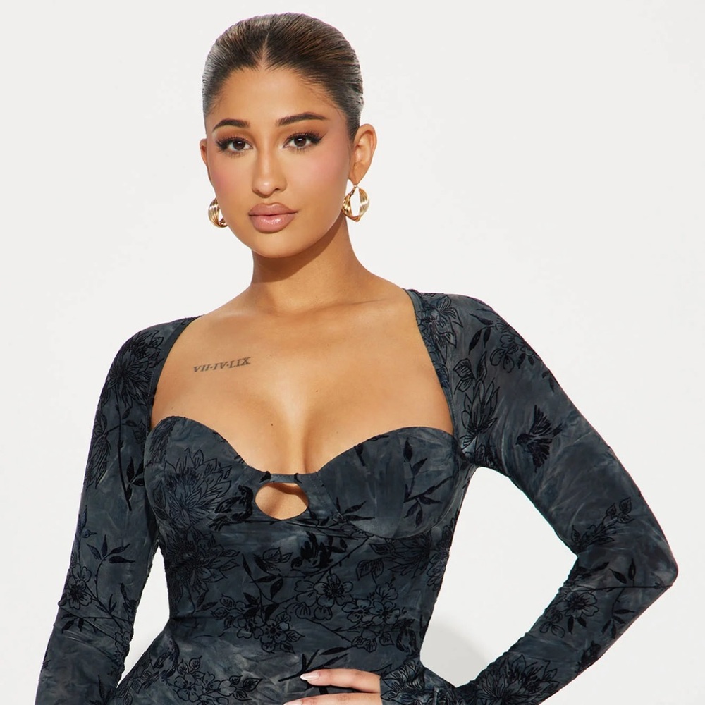 Amira Flocked Black & Gray Midi Dress w/Floral Imprinting & Sweetheart Neckline - Picture 4 of 17